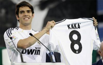 Multitudinaria presentacion de Kaká. esencia y valores del madridismo se visten con el 8 en la espalda.