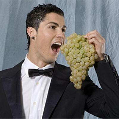 Cristiano Ronaldo felicita el 2010 con uvas de Alhama de Almeria